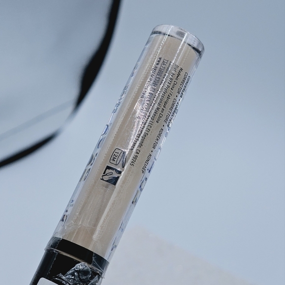 NYX Cosmetics Light Ivory Can't Stop Won't Stop Contour Concealer - Picture 8 of 8